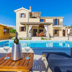 David - Luxurious Secluded With A Heated Pool , Butkovići Kroatien